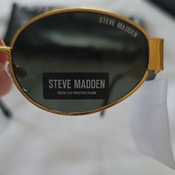 Steve Madden Modern Oval Gold and Black Sunglasses W/ Green Lenses New - Picture 2 of 9
